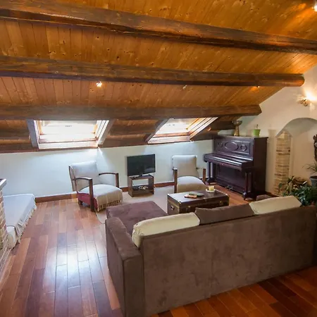 Attic Flat At San Giacomo Square-corfu Town 아파트